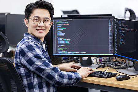 服务器程序员,他们是如何在数字世界中构建和维护我们的在线体验的?